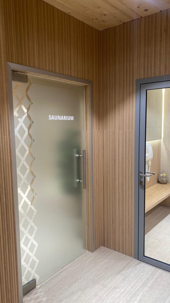 Montenero Systems I Czarna Góra Przeszklenia i drzwi wewnętrzne szklane I Realizacja w hotelu Liptakówka w Białce Tatrzańskiej PHOTO-2026-03-30-18-50-15 2
