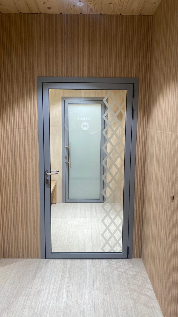Montenero Systems I Czarna Góra Przeszklenia i drzwi wewnętrzne szklane I Realizacja w hotelu Liptakówka w Białce Tatrzańskiej PHOTO-2026-03-30-18-50-15 3